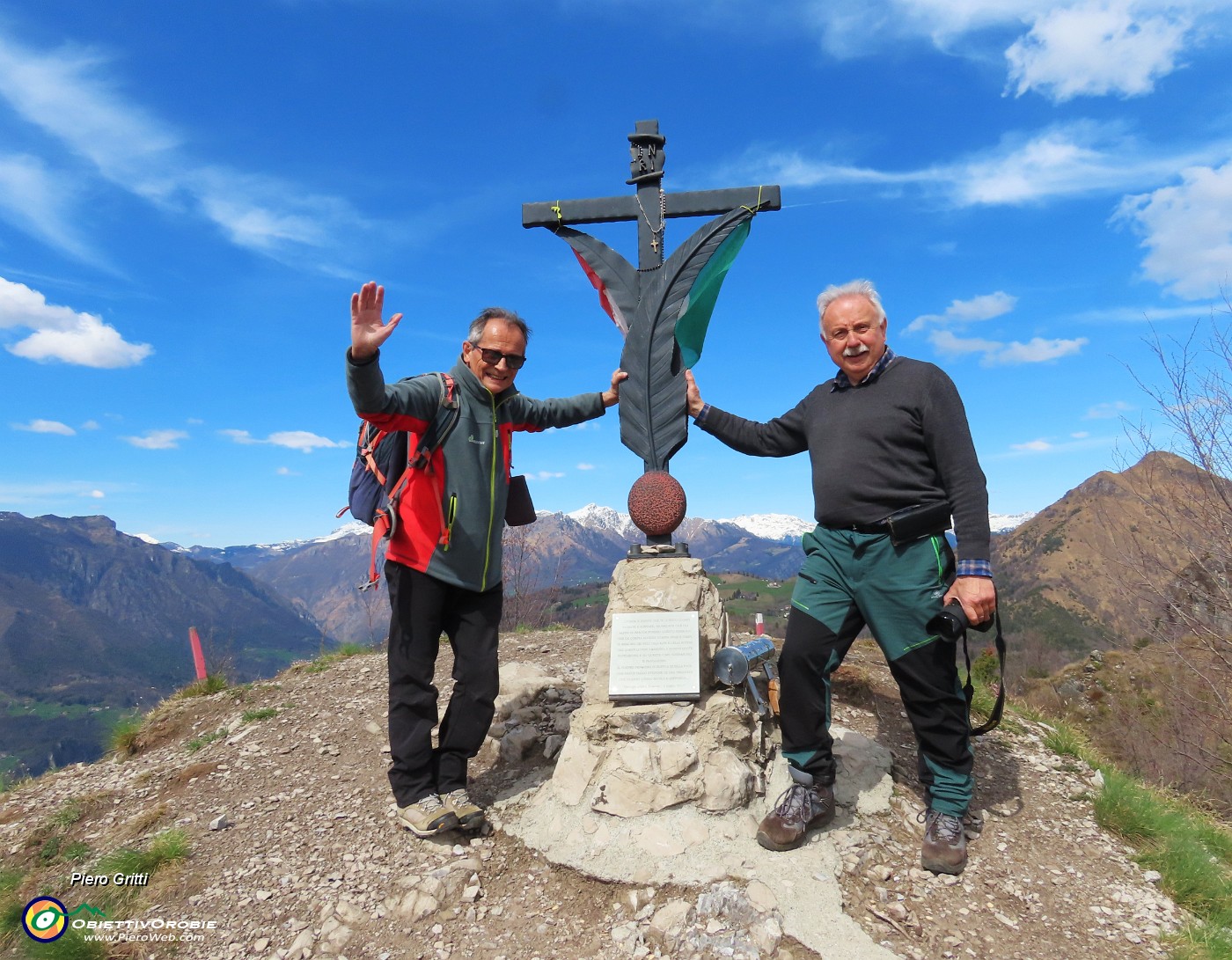58 Alla croce di vetta del Pizzo Rabbioso (1132 m) con l'amico fotografo Gianni Gritti.JPG